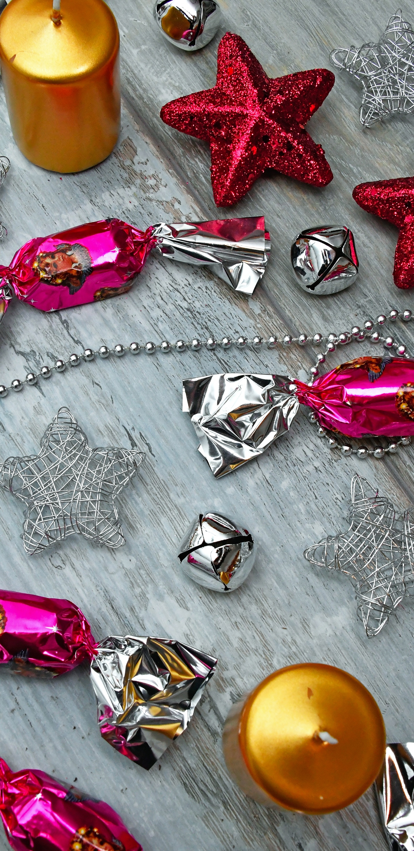 Обои Рождественский день, Рождественские украшения, рождественский орнамент, елка, праздник в разрешении 1440x2960