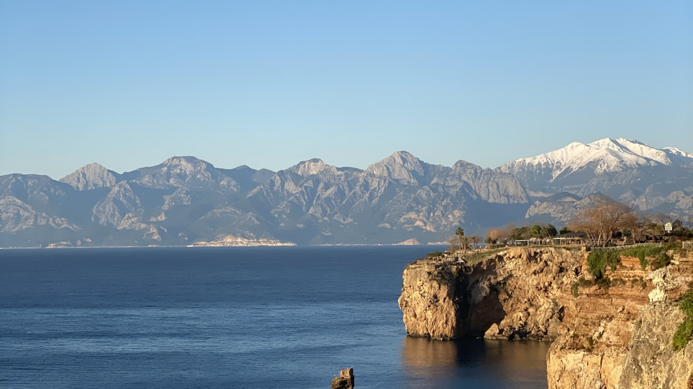 Обои вода, гора, лазурный, природный ландшафт, озеро в разрешении 1366x768