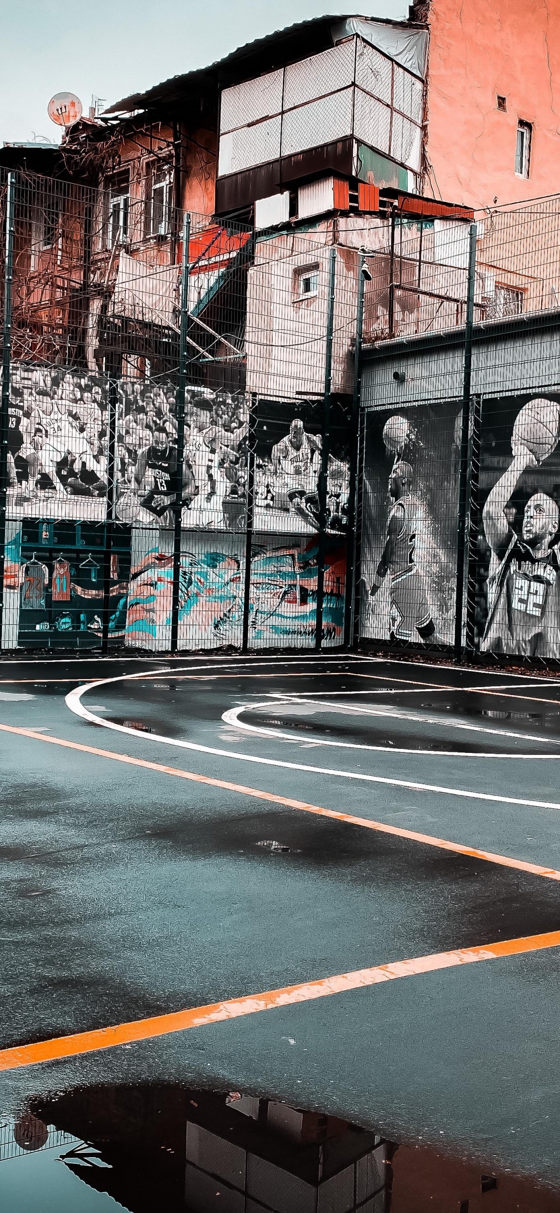 Обои легковые автомобили, яблоко, красочность, здание, дорожное покрытие в разрешении 1125x2436