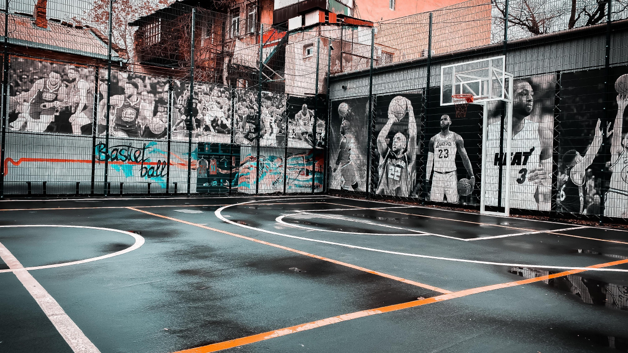 Обои легковые автомобили, яблоко, красочность, здание, дорожное покрытие в разрешении 1280x720