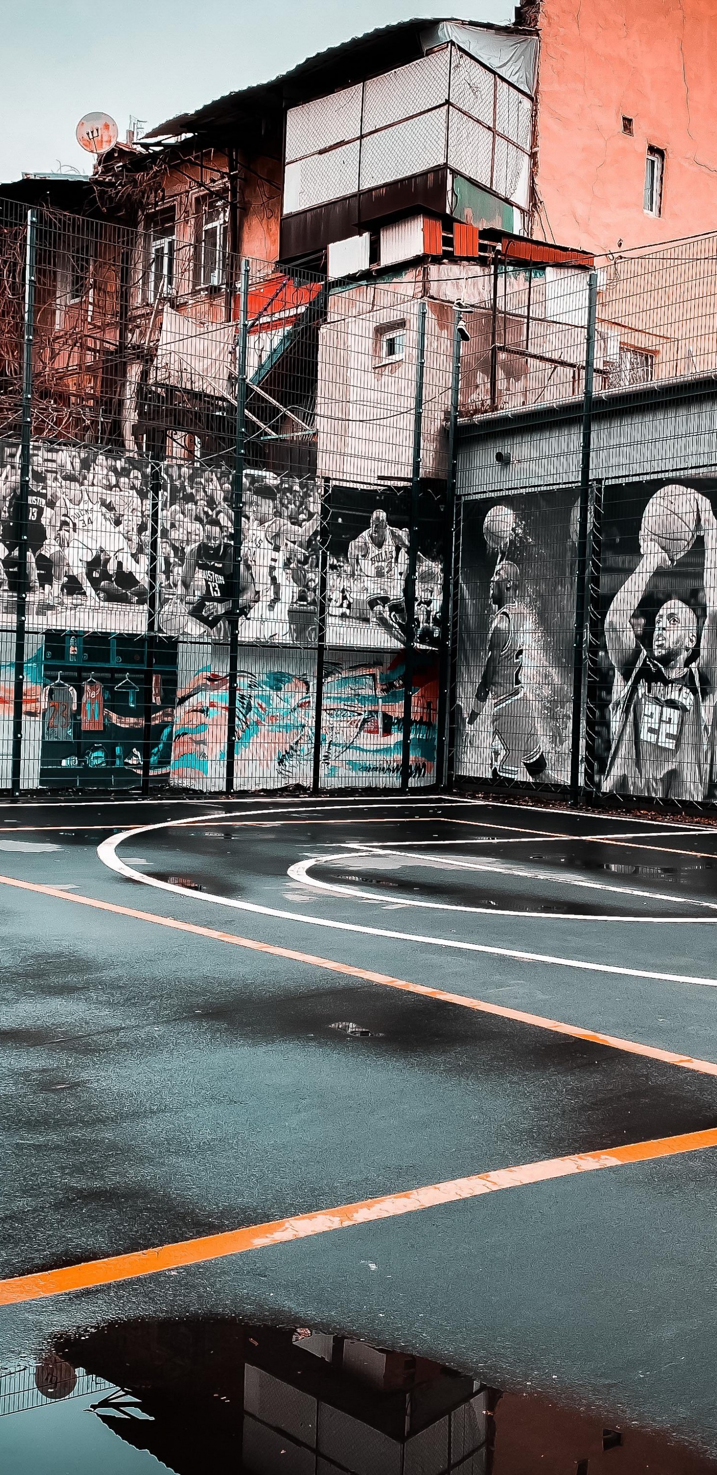 Обои легковые автомобили, яблоко, красочность, здание, дорожное покрытие в разрешении 1440x2960