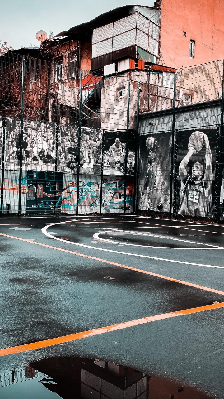 Обои легковые автомобили, яблоко, красочность, здание, дорожное покрытие в разрешении 720x1280