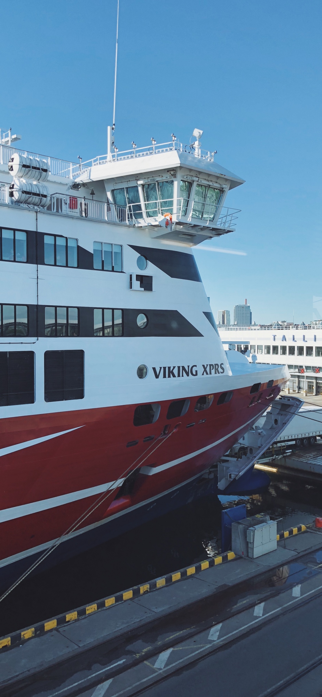 Обои паром, лодка, судно, корабельная архитектура, пассажирское судно в разрешении 1125x2436