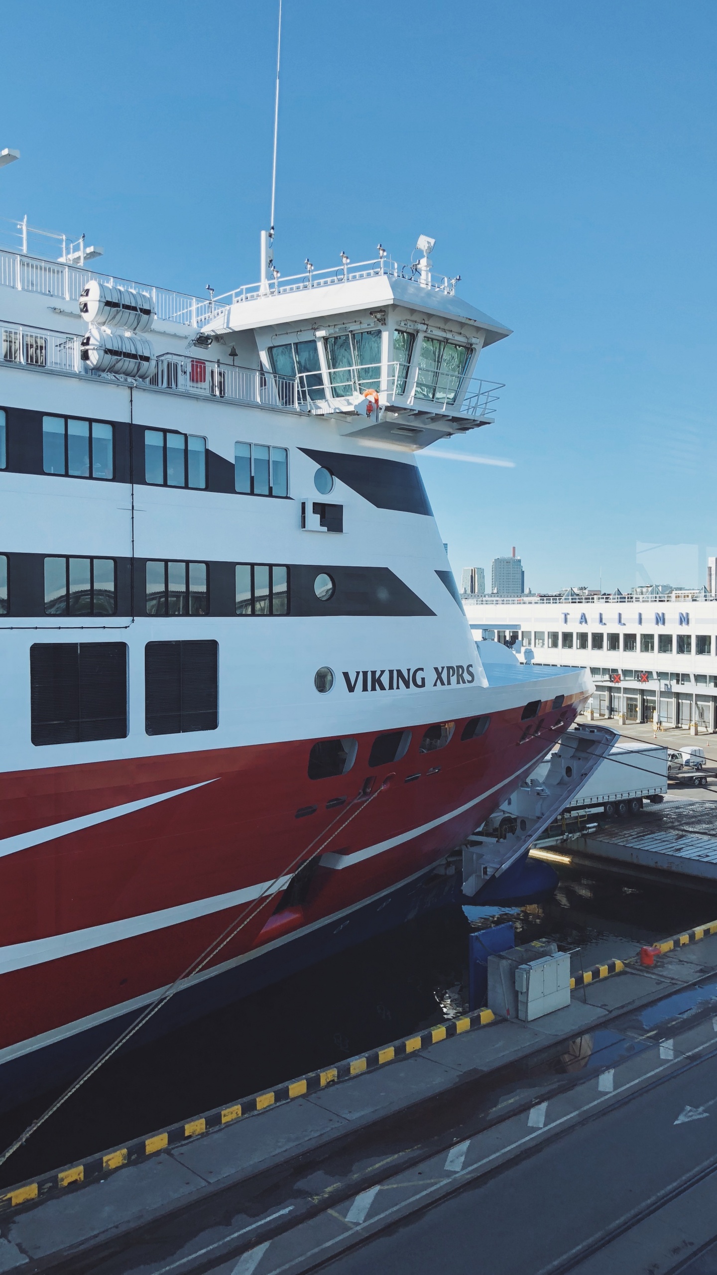 Обои паром, лодка, судно, корабельная архитектура, пассажирское судно в разрешении 1440x2560