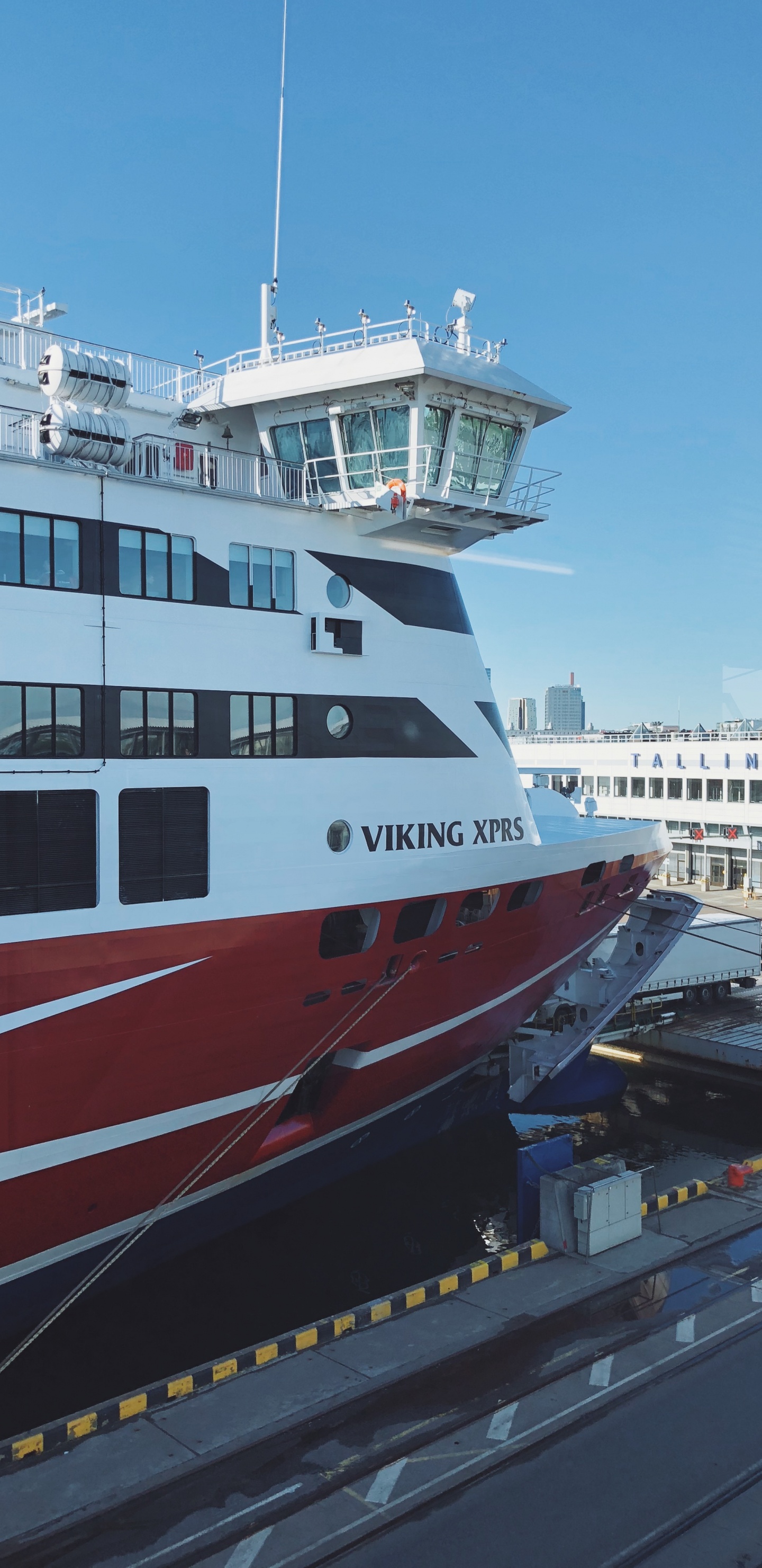 Обои паром, лодка, судно, корабельная архитектура, пассажирское судно в разрешении 1440x2960