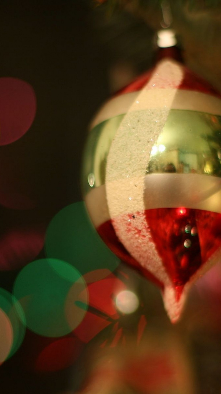 Обои Рождественский день, Рождество, свет, рюмки, крупный план в разрешении 750x1334