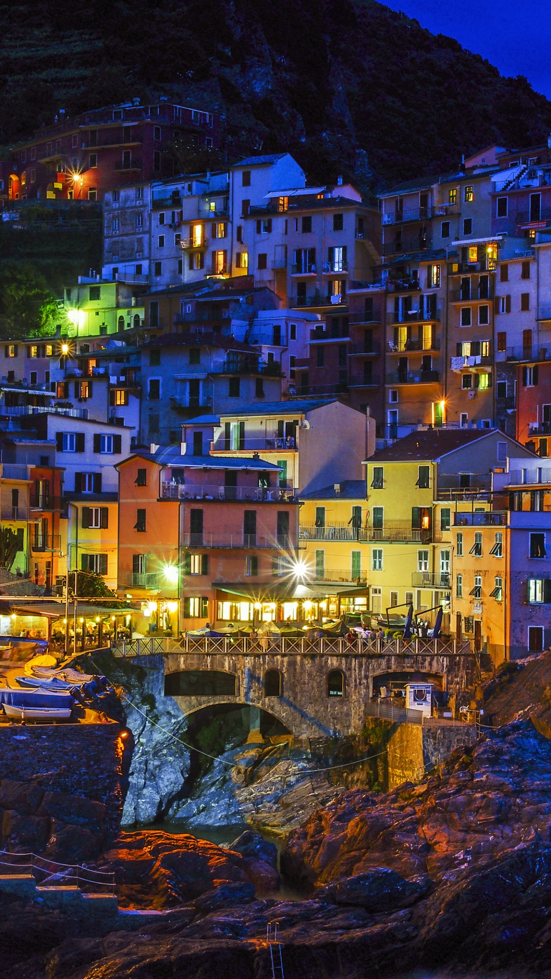 Обои ночь, городок, город, ориентир, отражение в разрешении 1080x1920