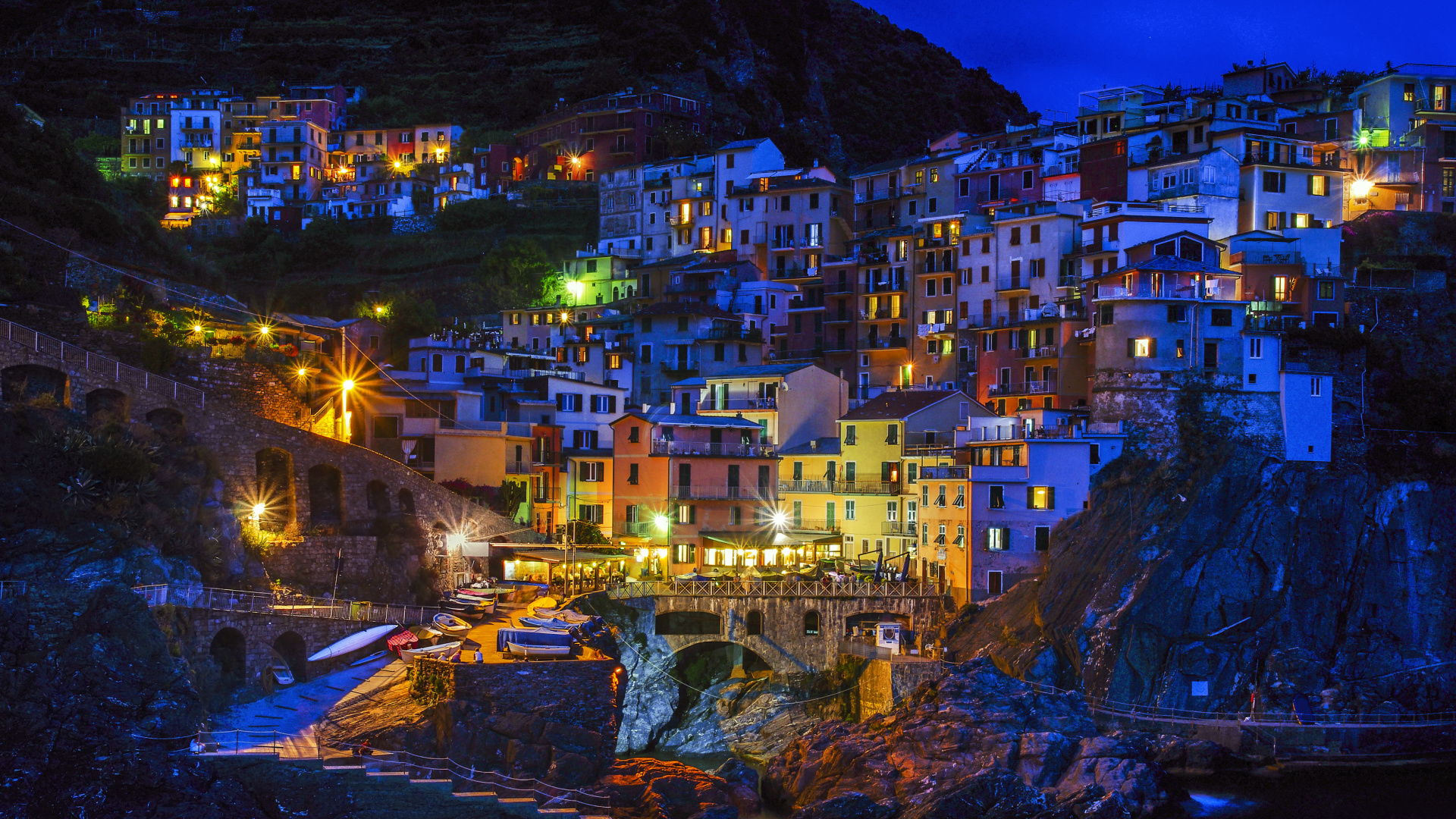 Обои ночь, городок, город, ориентир, отражение в разрешении 1920x1080