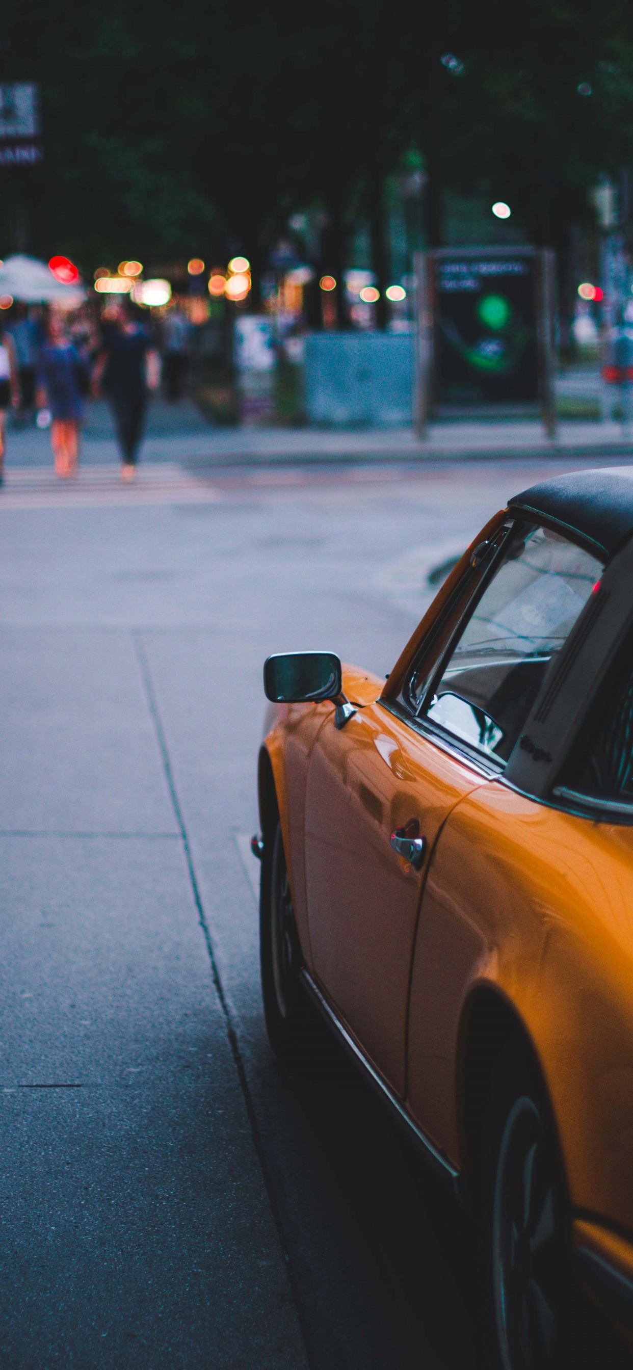 Обои колесо, шина, легковые автомобили, растение, капюшон в разрешении 1242x2688