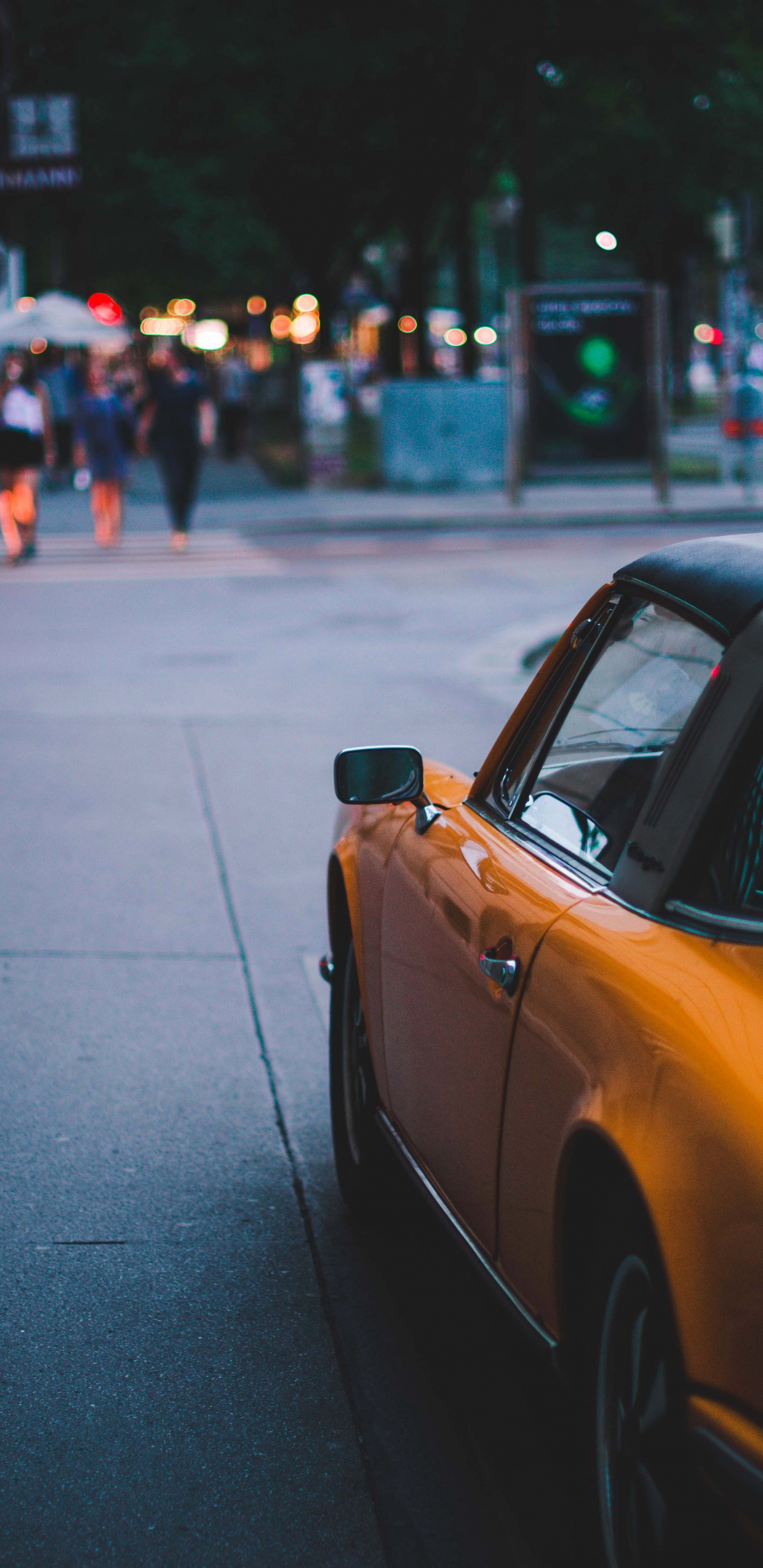 Обои колесо, шина, легковые автомобили, растение, капюшон в разрешении 1440x2960