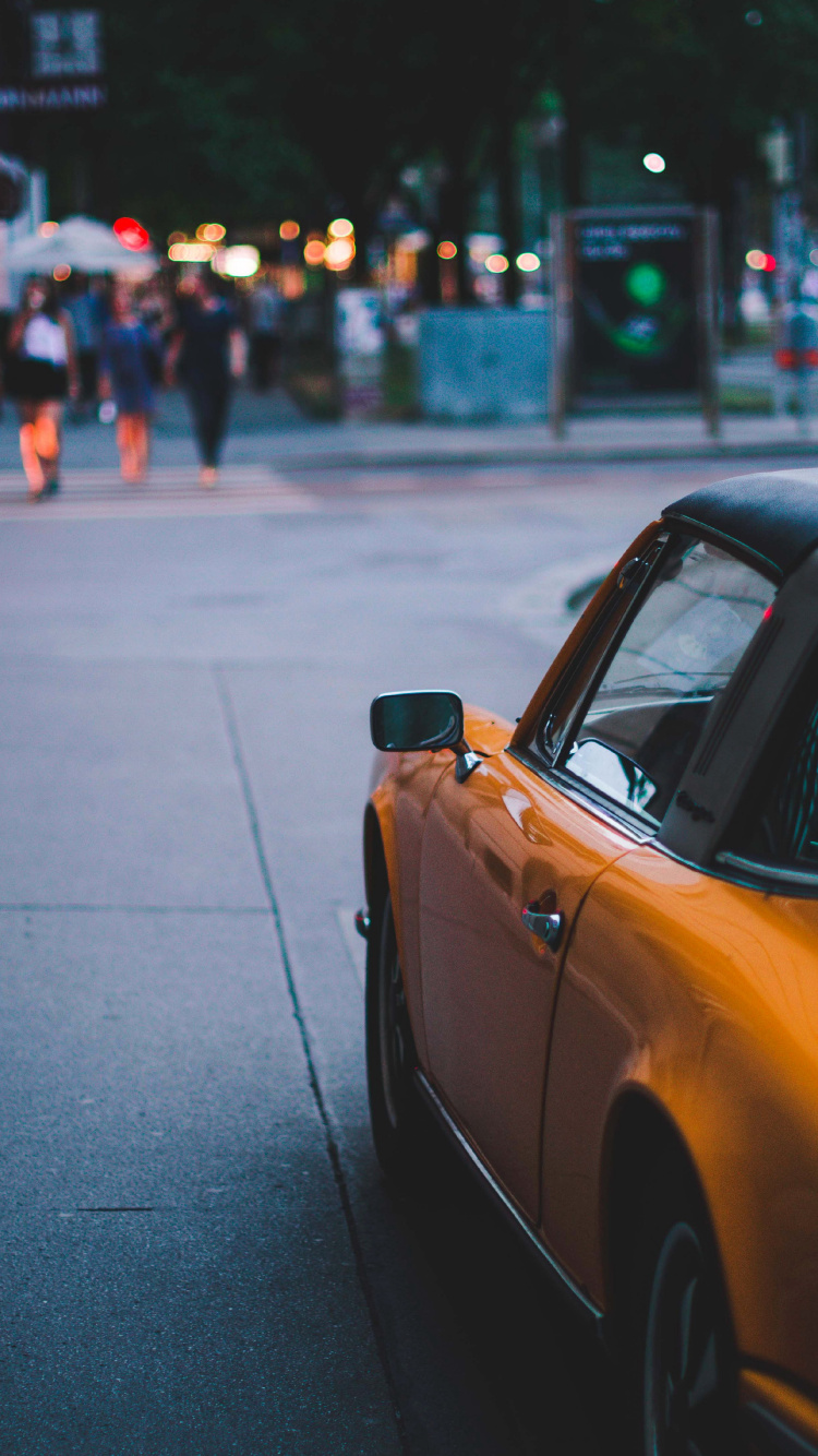 Обои колесо, шина, легковые автомобили, растение, капюшон в разрешении 750x1334