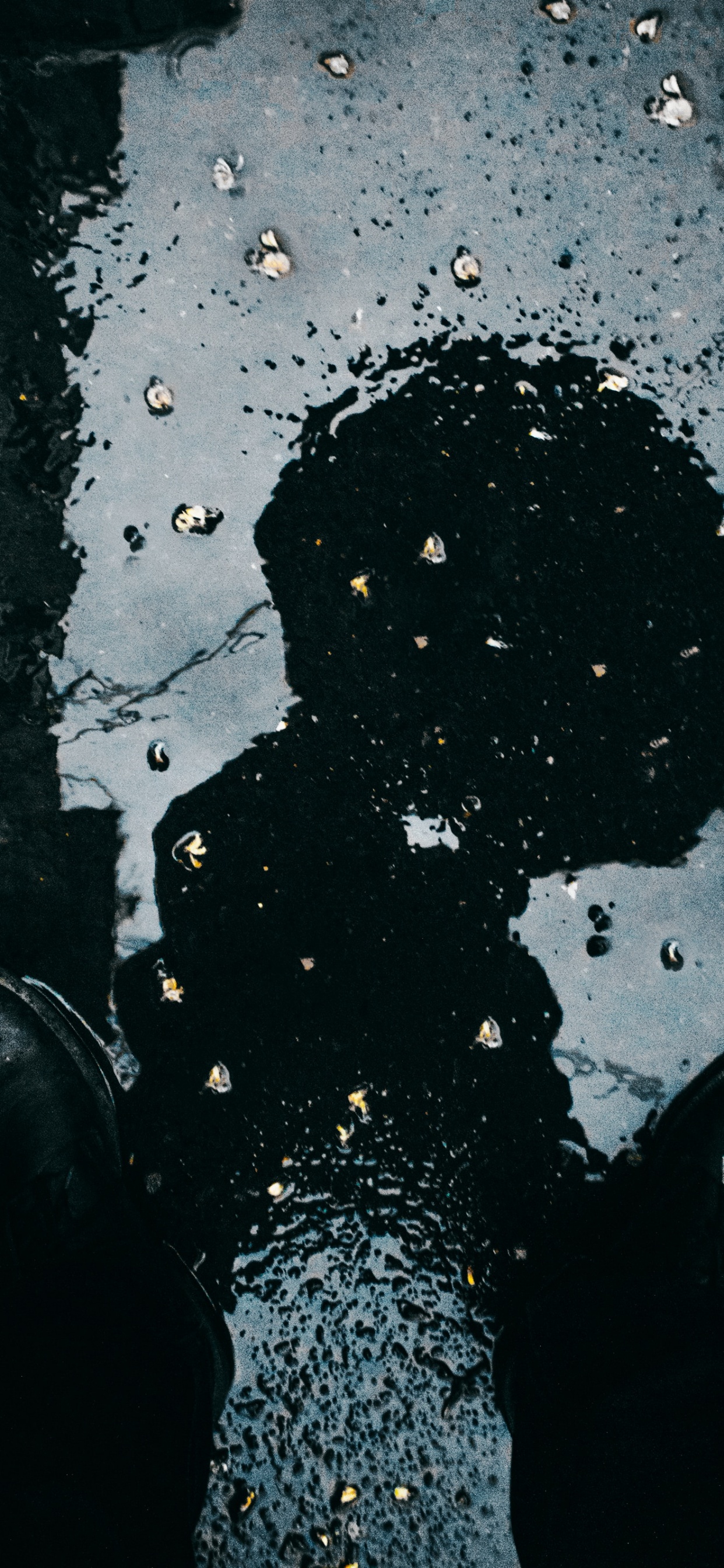 Обои космос, тень, иллюстрация, темнота, дождь в разрешении 1242x2688