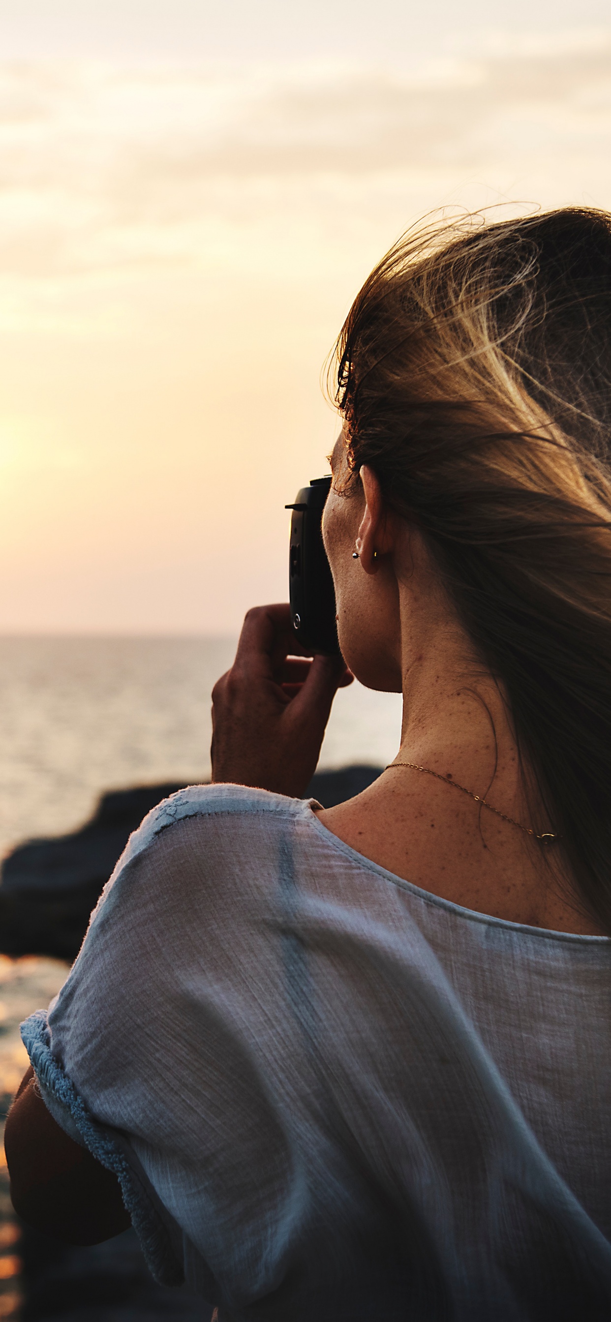 Обои прическа, волосы, солнечный свет, Люди в природе, небо в разрешении 1242x2688