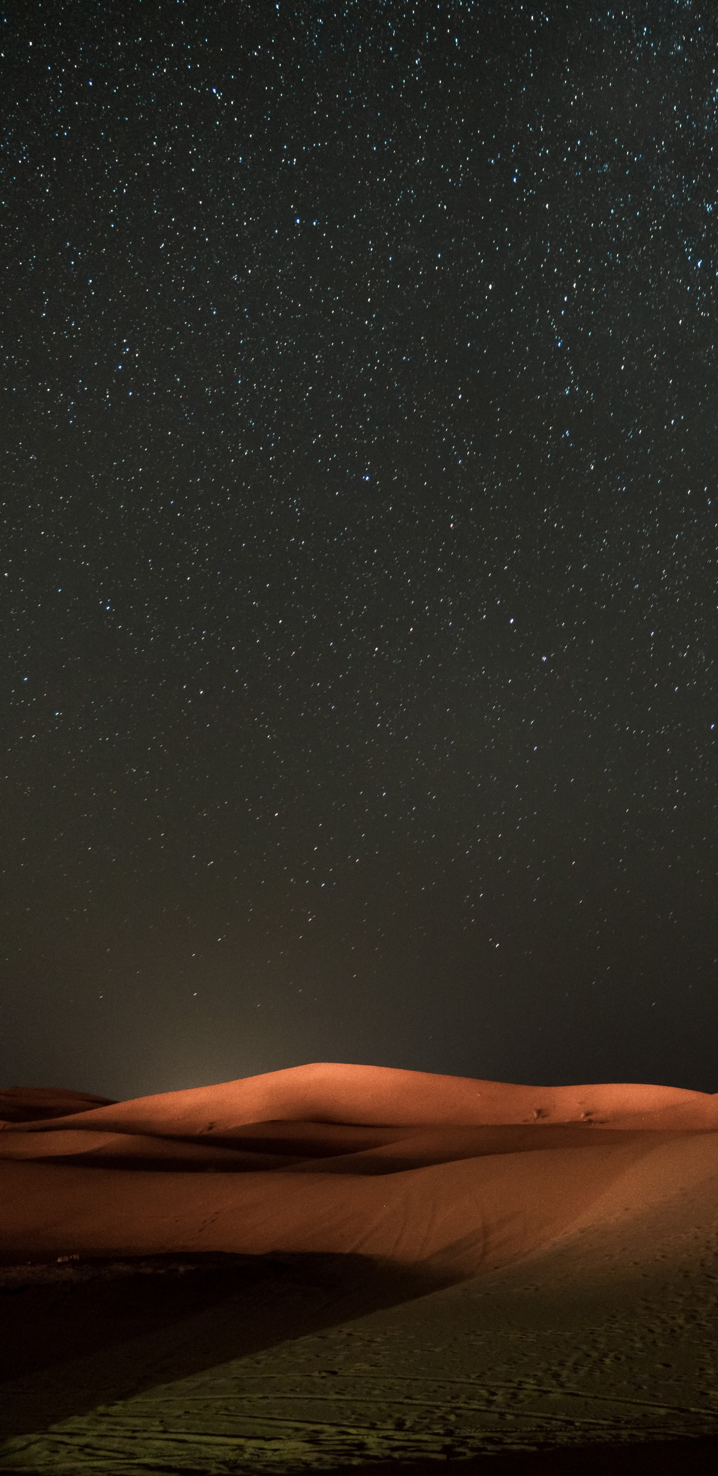 Обои вид на ночное небо пустыни, макарон, атмосфера, экорегион, природный ландшафт в разрешении 1440x2960