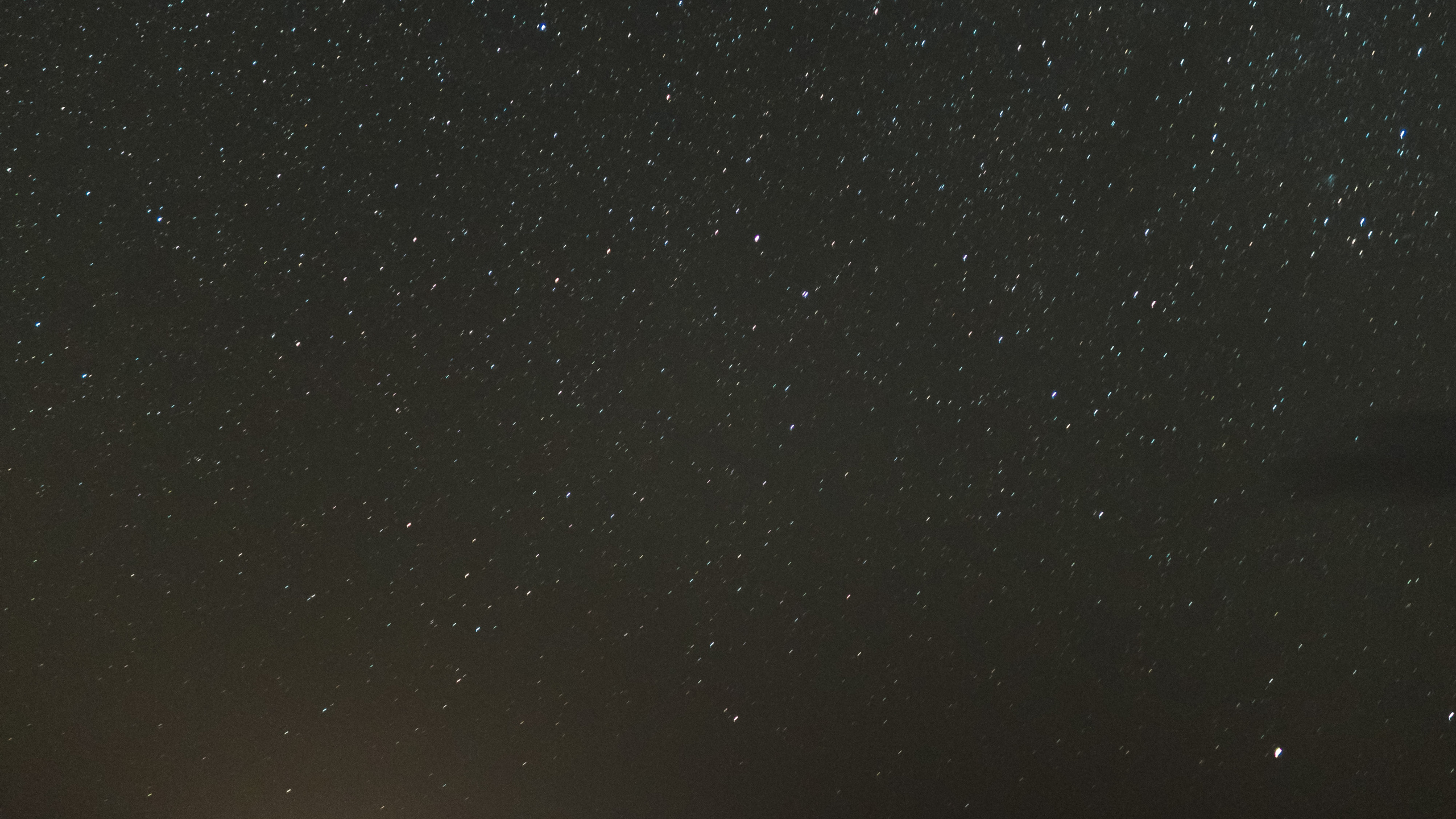 Обои вид на ночное небо пустыни, макарон, атмосфера, экорегион, природный ландшафт в разрешении 2560x1440