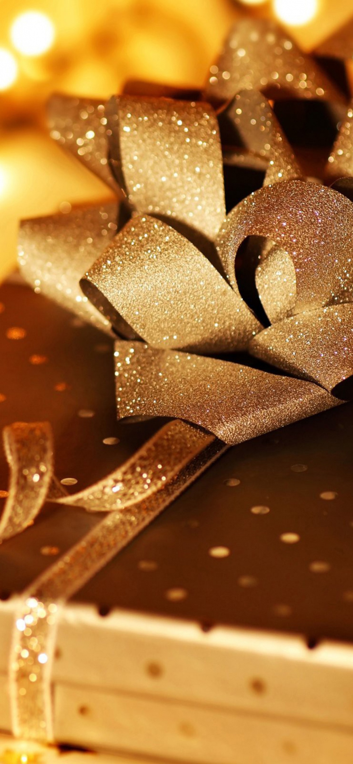 Обои подарок, лента, подарочная упаковка, Сочельник, Рождественские украшения в разрешении 1125x2436