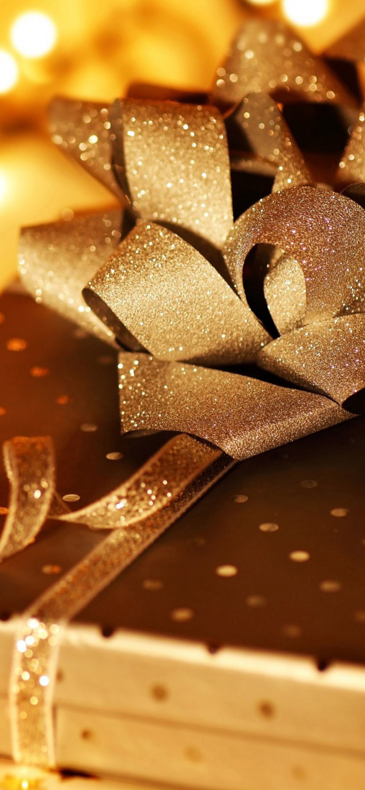 Обои подарок, лента, подарочная упаковка, Сочельник, Рождественские украшения в разрешении 1242x2688