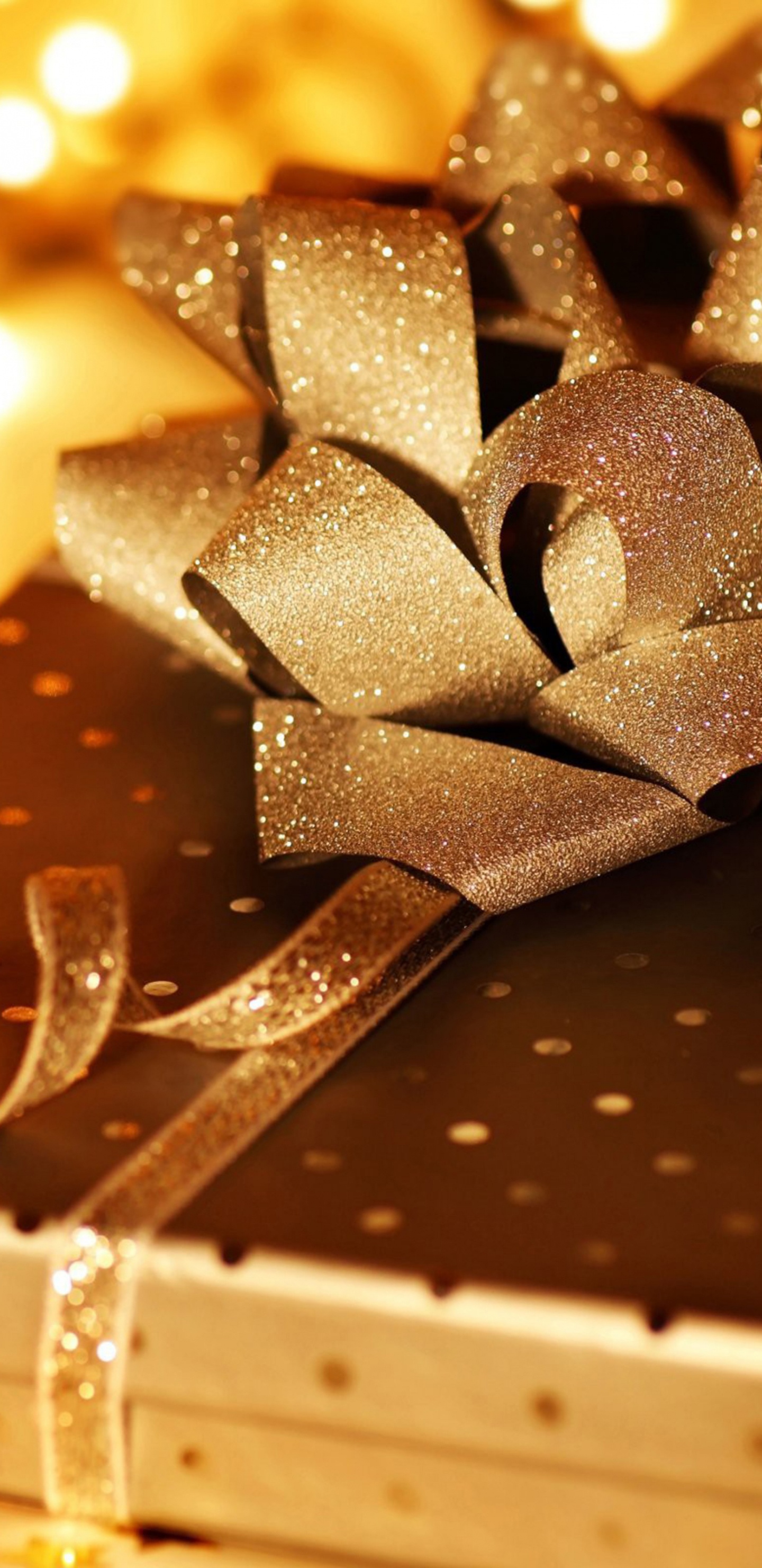 Обои подарок, лента, подарочная упаковка, Сочельник, Рождественские украшения в разрешении 1440x2960