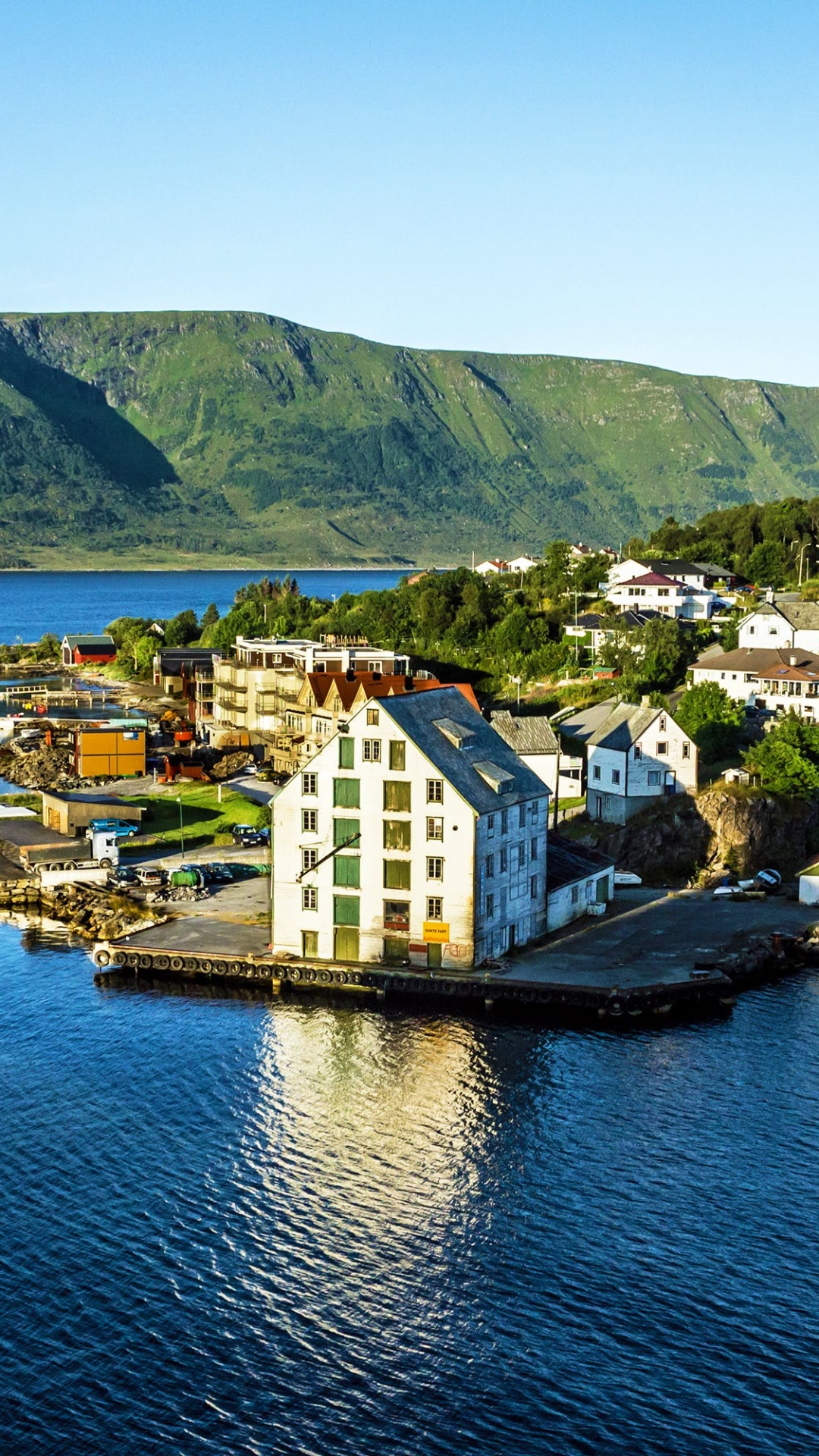 Обои фьорд, круизное судно, путешествие, водный путь, залив в разрешении 1080x1920