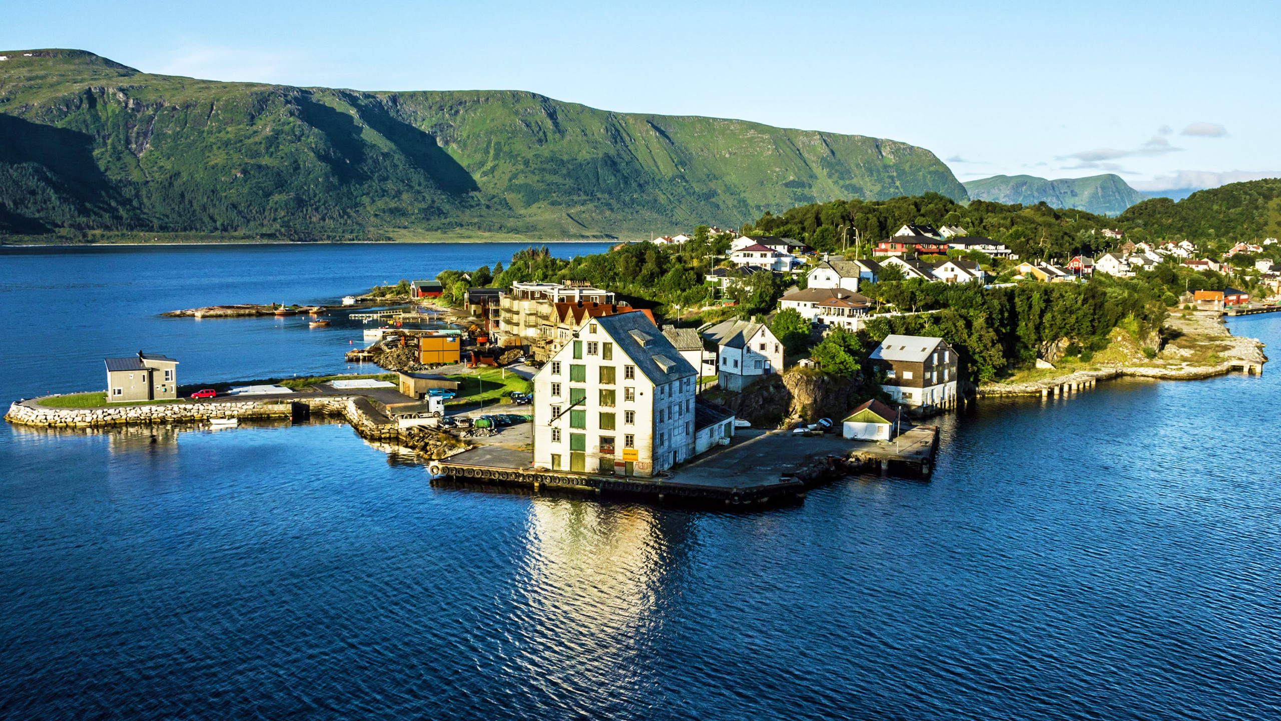 Обои фьорд, круизное судно, путешествие, водный путь, залив в разрешении 2560x1440