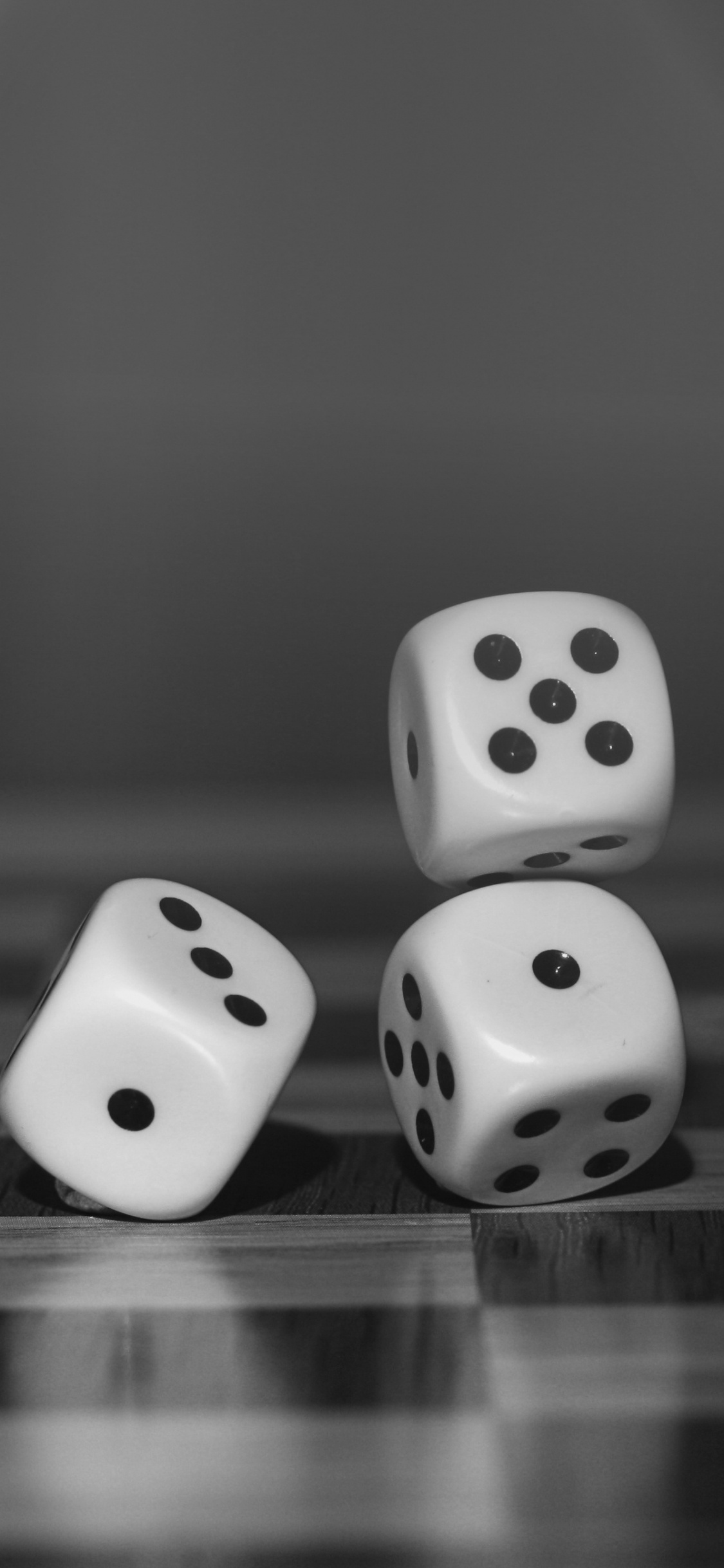 Обои Король, настольная игра, Шахматная фигура, шахматная доска, черный в разрешении 1125x2436