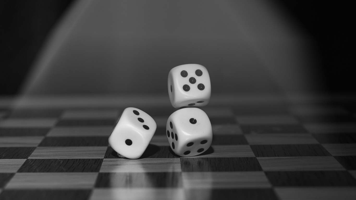 Обои Король, настольная игра, Шахматная фигура, шахматная доска, черный в разрешении 1366x768