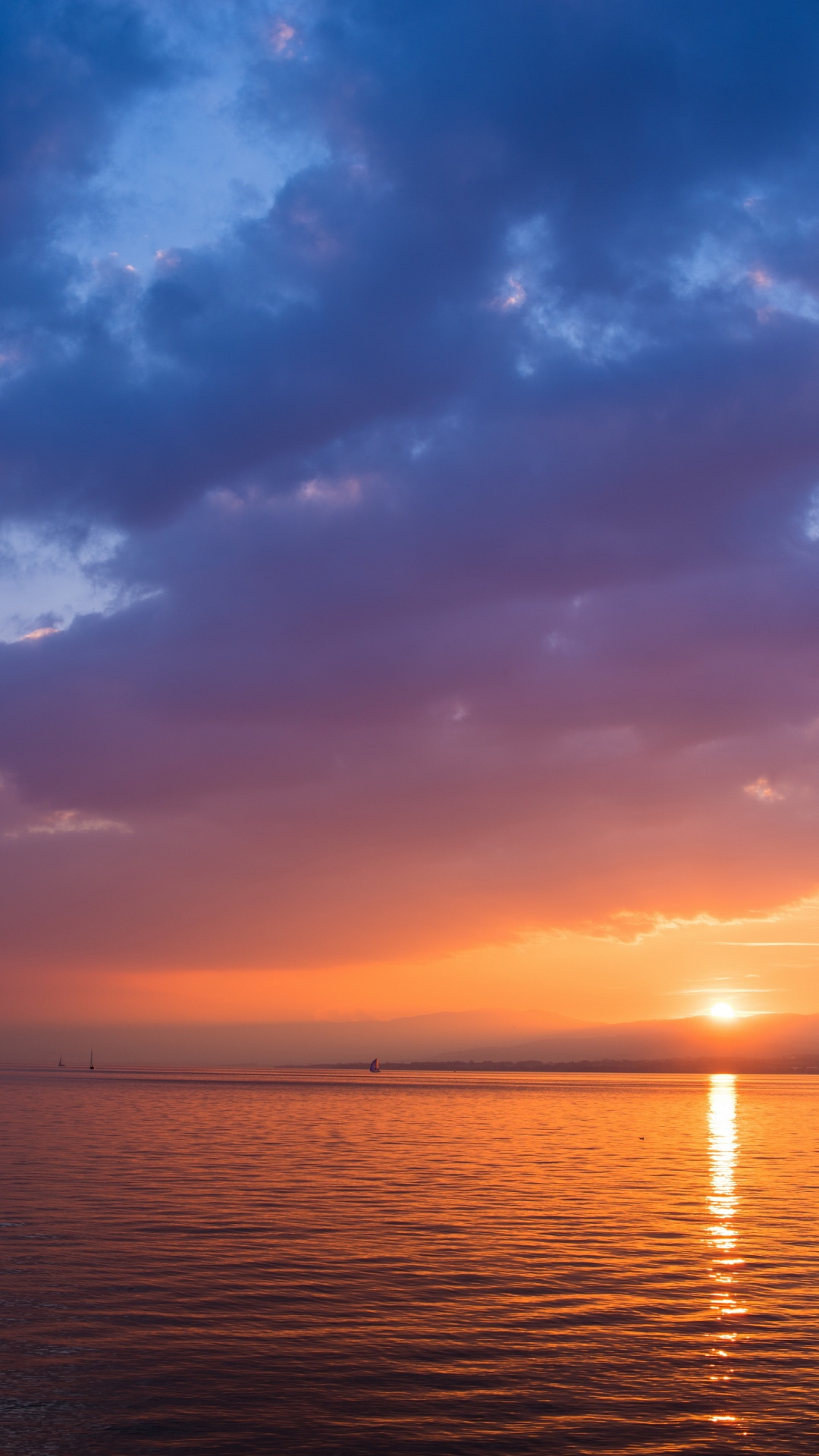Обои голубое закатное небо, облако, закат, небесно голубой, синий в разрешении 1080x1920
