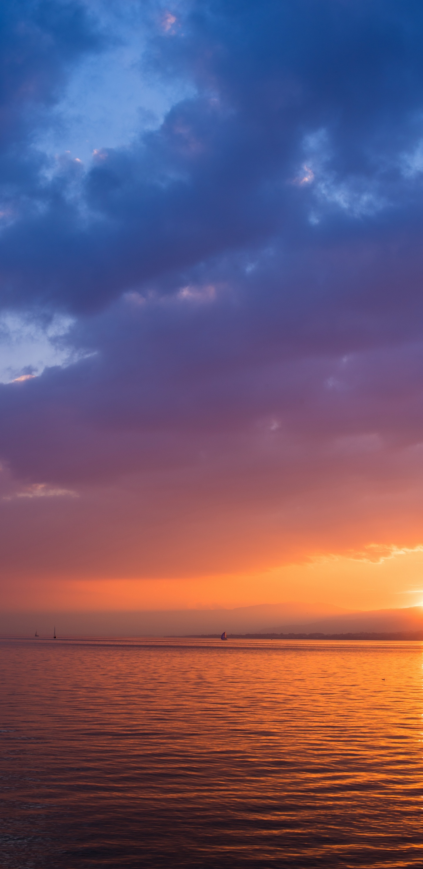 Обои голубое закатное небо, облако, закат, небесно голубой, синий в разрешении 1440x2960