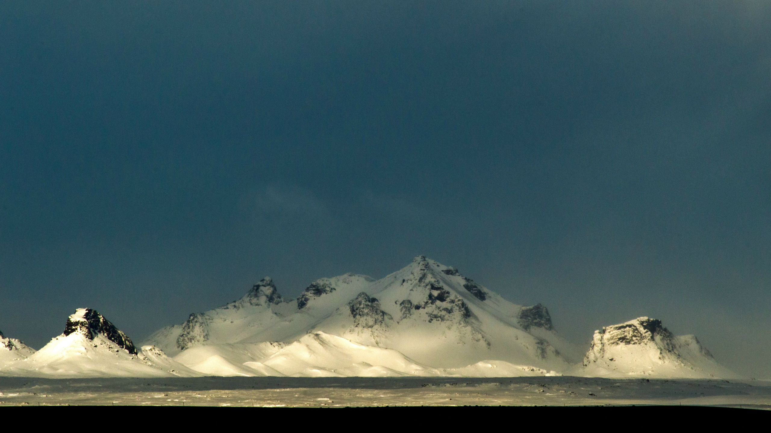 Обои гора, горный рельеф, снег, горный хребет, облако в разрешении 2560x1440