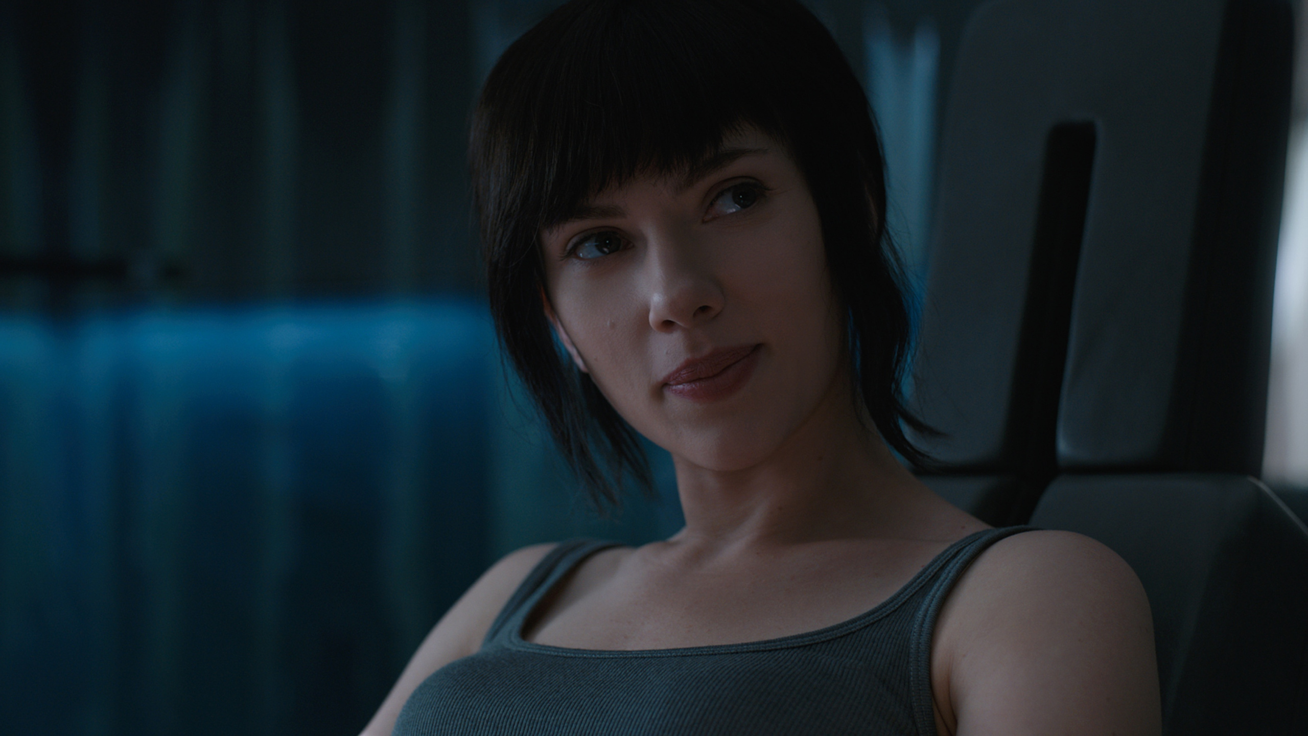 Обои Призрак в доспехах, Скарлетт Йоханссон, мотоко кусанаги, красота, синий в разрешении 2560x1440