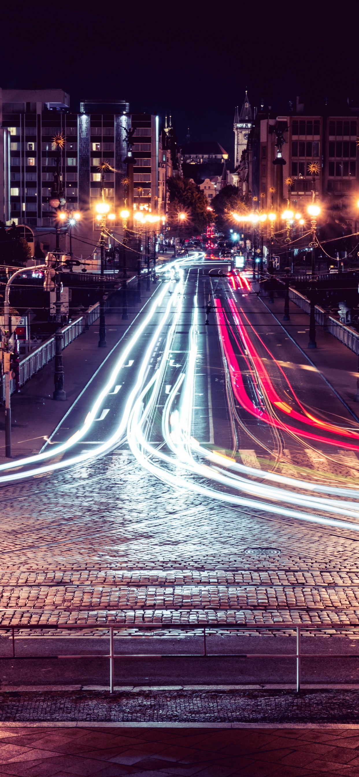 Обои экспозиция, здание, уличный фонарь, автомобильное освещение, свет в разрешении 1242x2688