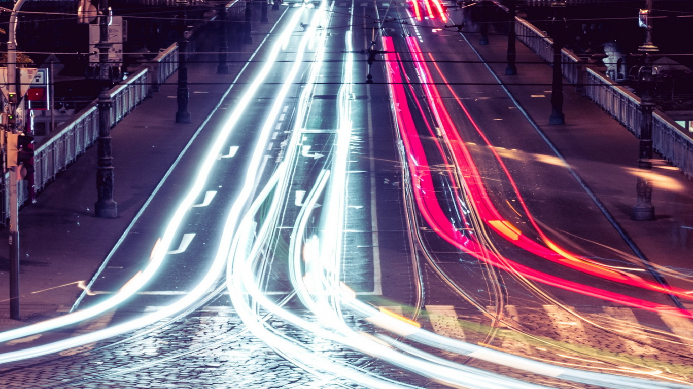 Обои экспозиция, здание, уличный фонарь, автомобильное освещение, свет в разрешении 1366x768