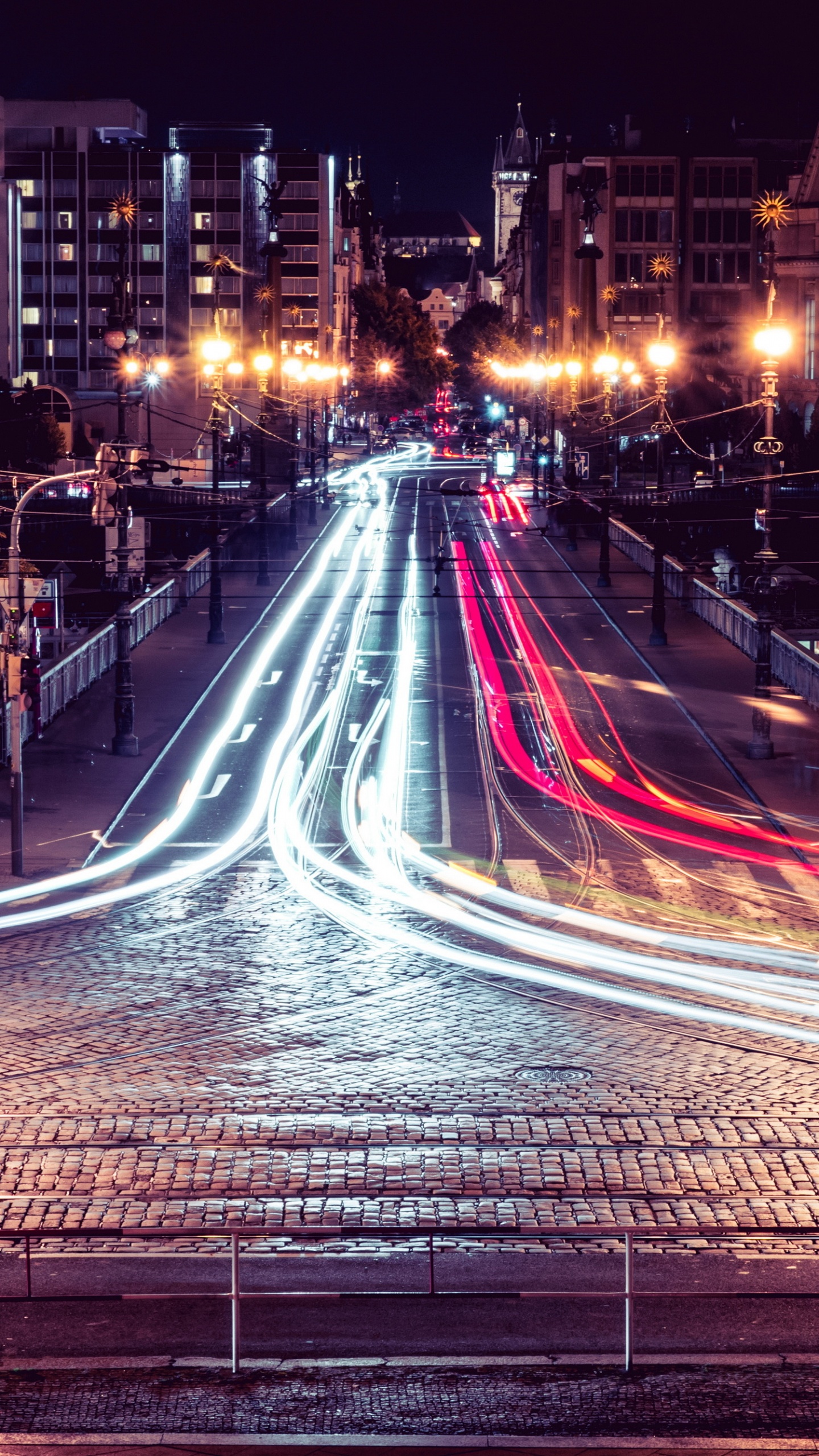 Обои экспозиция, здание, уличный фонарь, автомобильное освещение, свет в разрешении 1440x2560