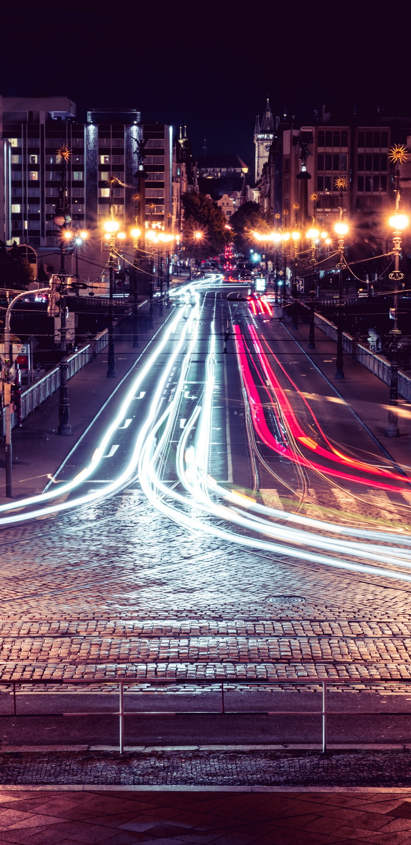 Обои экспозиция, здание, уличный фонарь, автомобильное освещение, свет в разрешении 1440x2960