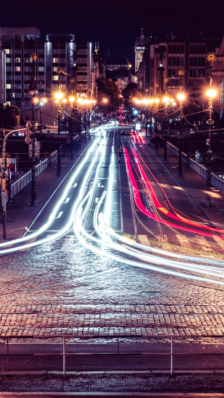 Обои экспозиция, здание, уличный фонарь, автомобильное освещение, свет в разрешении 720x1280