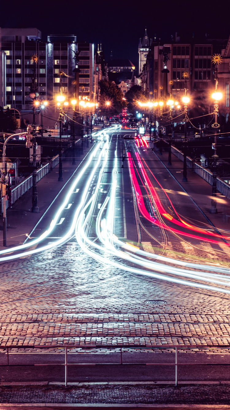 Обои экспозиция, здание, уличный фонарь, автомобильное освещение, свет в разрешении 750x1334