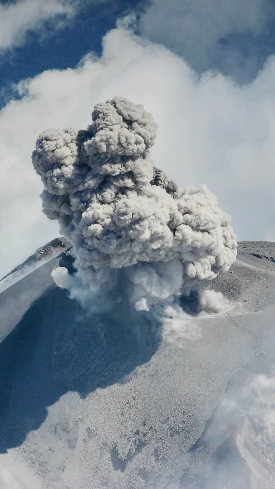 Обои вулкан, стратовулкан, облако, вулканического рельефа, купол лавы в разрешении 1080x1920