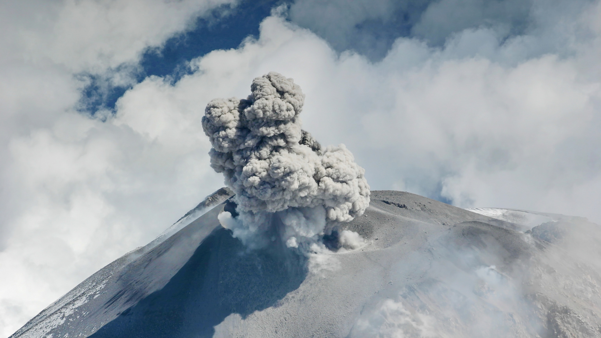 Обои вулкан, стратовулкан, облако, вулканического рельефа, купол лавы в разрешении 1920x1080
