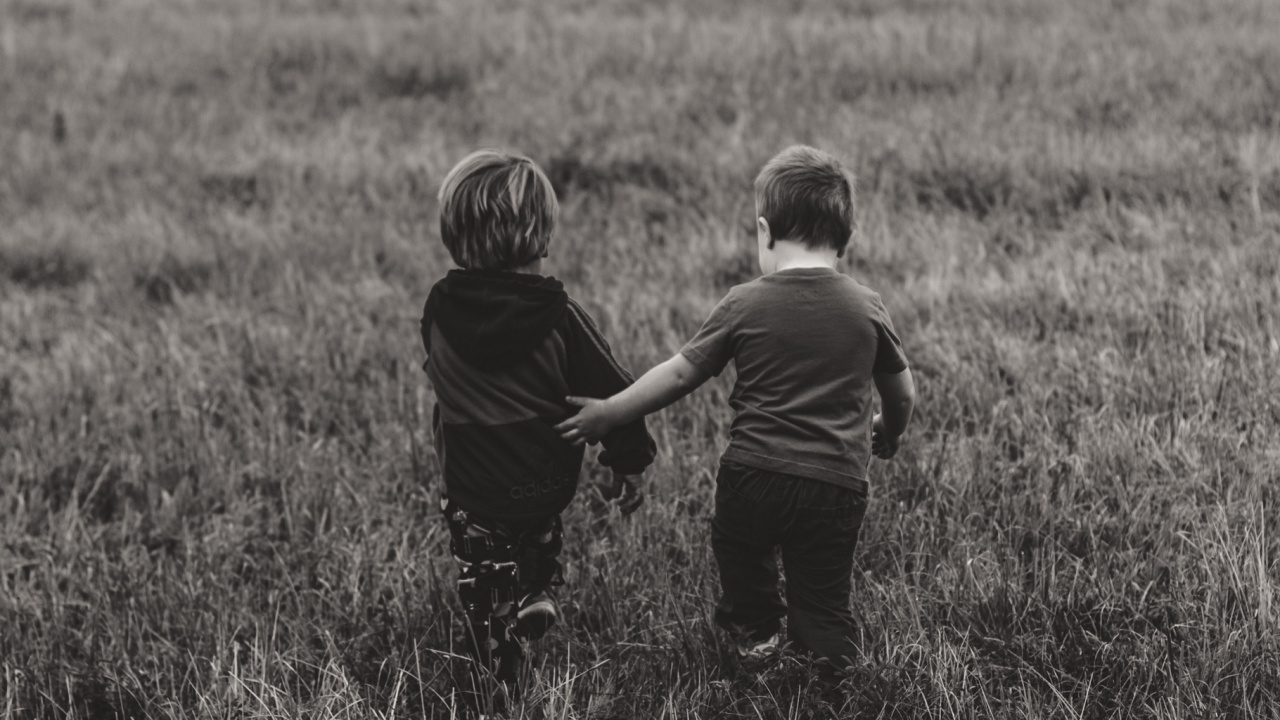 Обои дружба, ребенок, фелис диа делать Амиго 2018, мужчина, поле в разрешении 1280x720