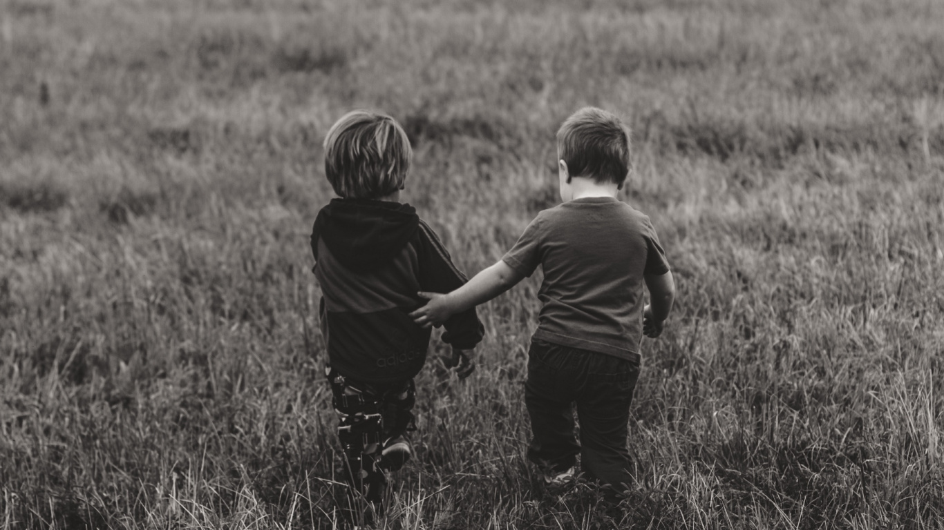 Обои дружба, ребенок, фелис диа делать Амиго 2018, мужчина, поле в разрешении 1366x768