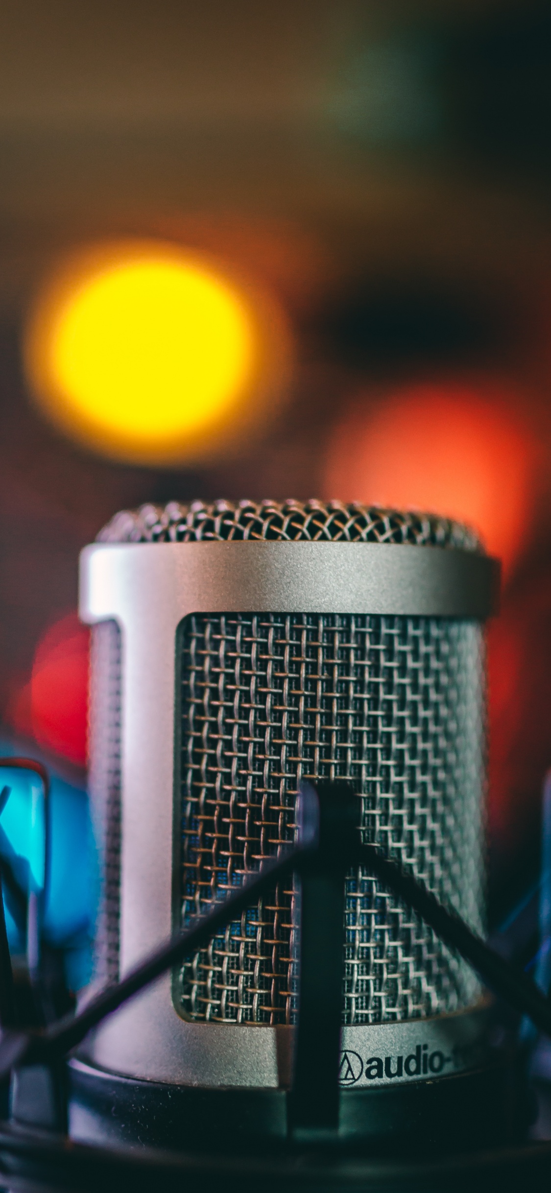 Обои микрофон, студия звукозаписи, звуковое оборудование, технологии, видео в разрешении 1125x2436