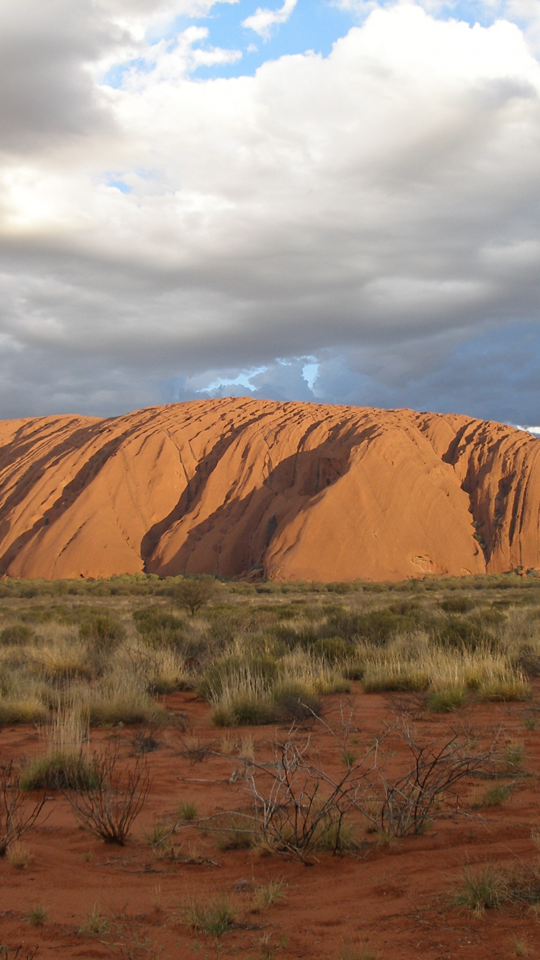Обои Улуру, захолустье, рок, облако, бесплодные земли в разрешении 1080x1920