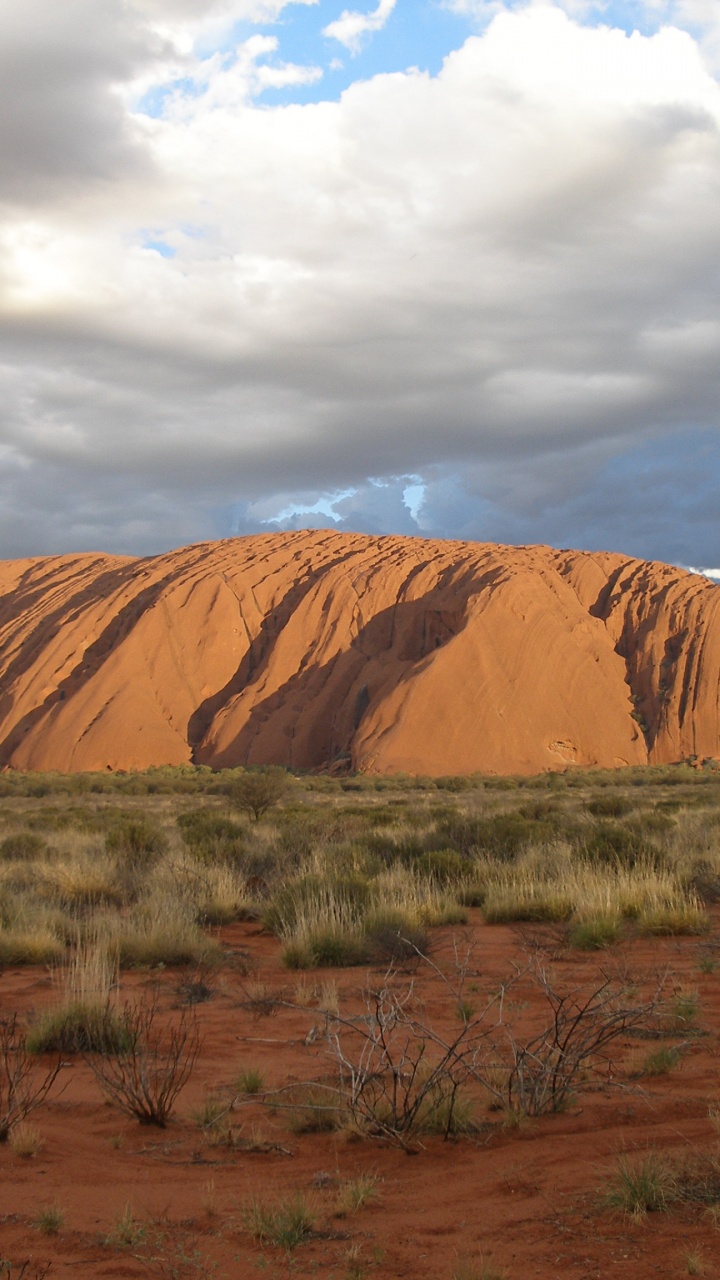 Обои Улуру, захолустье, рок, облако, бесплодные земли в разрешении 720x1280