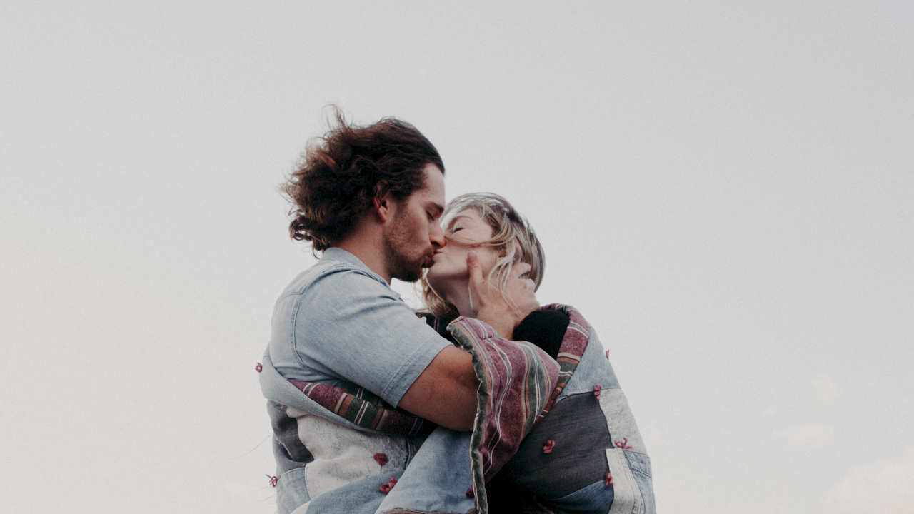 Обои взаимодействие, крепкое объятие, забава, MyersBriggs Индикатор Типа, щека в разрешении 1280x720