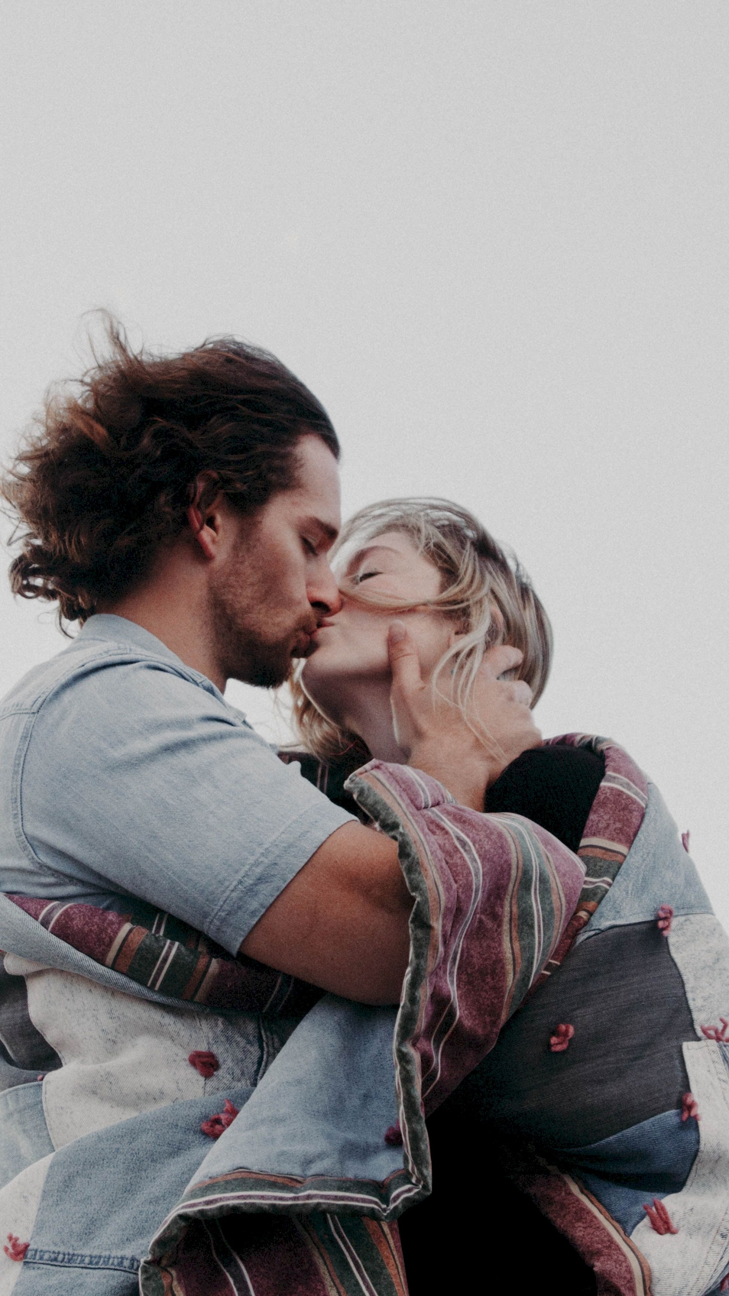 Обои взаимодействие, крепкое объятие, забава, MyersBriggs Индикатор Типа, щека в разрешении 1440x2560