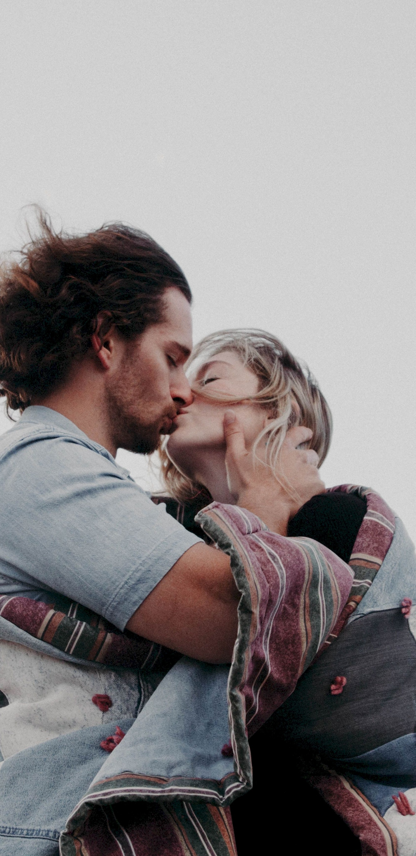 Обои взаимодействие, крепкое объятие, забава, MyersBriggs Индикатор Типа, щека в разрешении 1440x2960