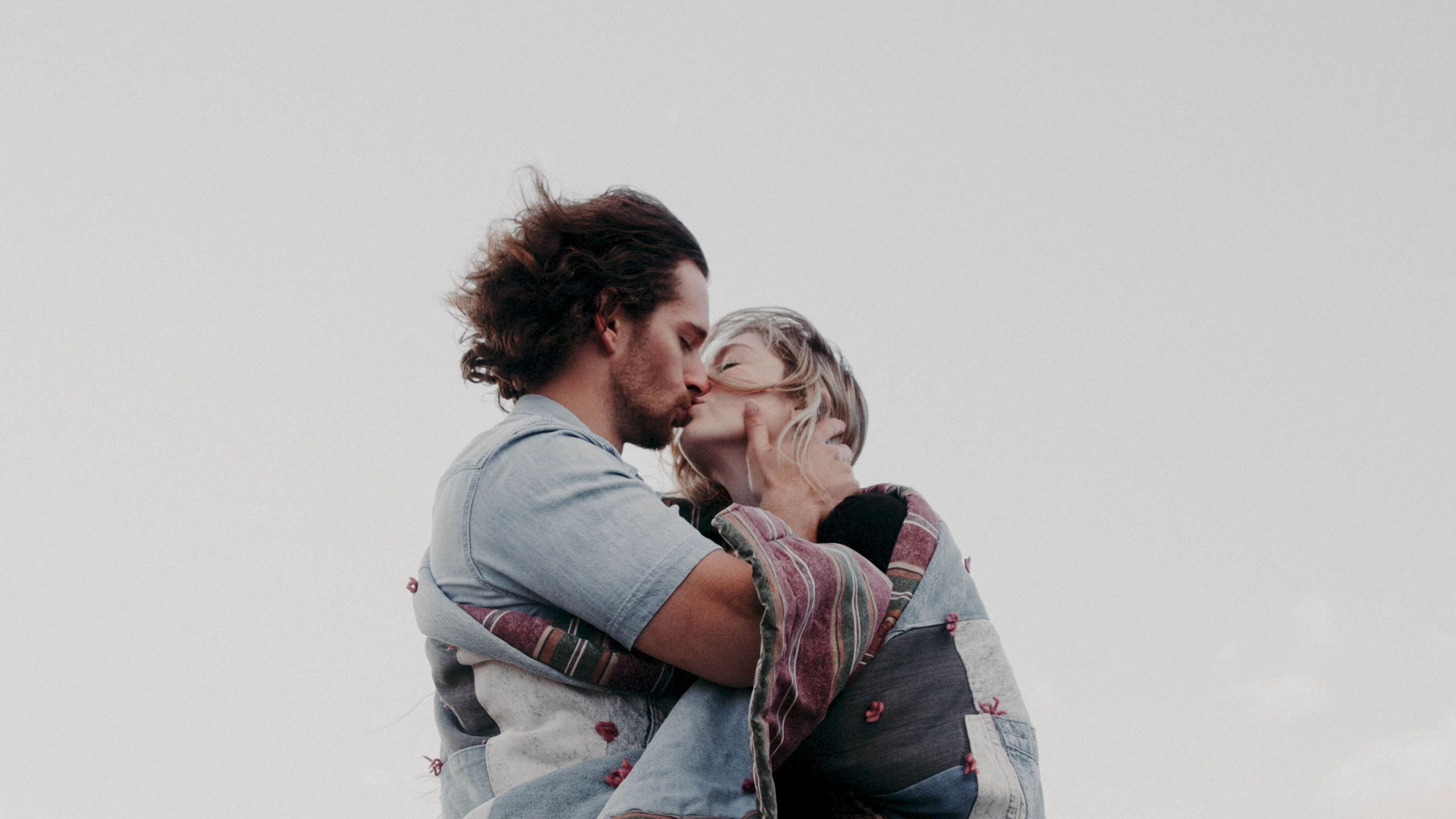 Обои взаимодействие, крепкое объятие, забава, MyersBriggs Индикатор Типа, щека в разрешении 2560x1440