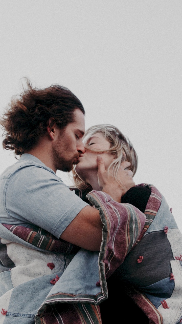 Обои взаимодействие, крепкое объятие, забава, MyersBriggs Индикатор Типа, щека в разрешении 720x1280