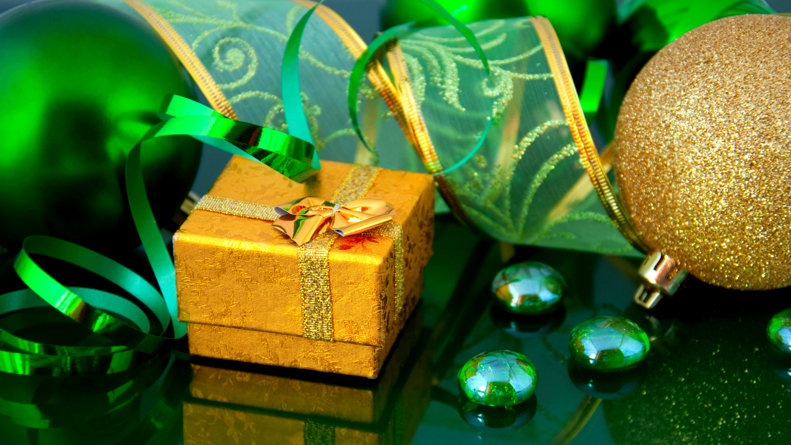 Обои Рождественский день, зеленый, подарок, Рождество в разрешении 2560x1440