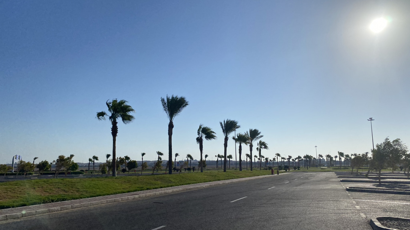 Обои Король, дневное время, дорога, дорожное покрытие, асфальт в разрешении 1366x768